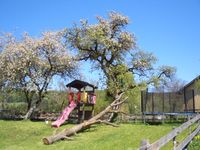 Spielplatz mit Trampolin f&uuml;r Kinder